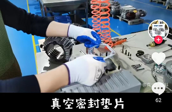 在這裏(li)，1分(fen)鐘(zhong)內(nei)，爲妳(ni)展示一檯(tai)真空泵完整(zheng)的(de)組(zu)裝過(guo)程(cheng)